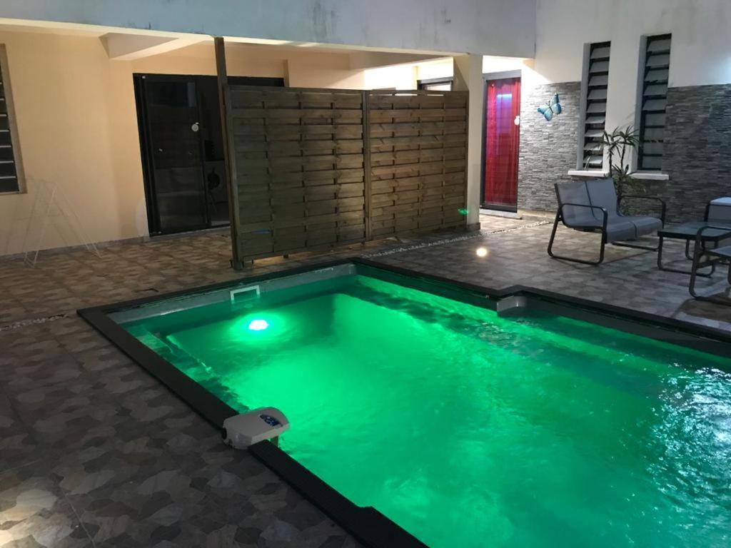 サン・タンドレLe Flamboyant Avec Piscine Chauffee 30° Et Jacuzziアパートメント エクステリア 写真